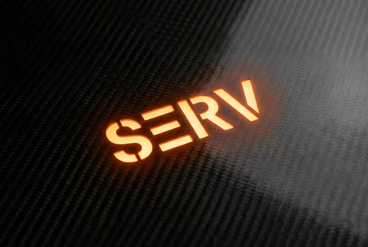 Voyant SERV sur Clio 2 : Causes, Solutions et Que Faire ? Icône épurée et lumineuse du voyant de service 'SERV' sur un fond sombre et texturé, symbolisant une alerte automobile.